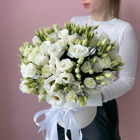 Белая эустома в коробочке