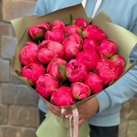 Букет из 19 коралловых пионов