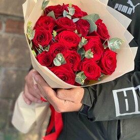 Букет из 15 роз с эвкалиптом