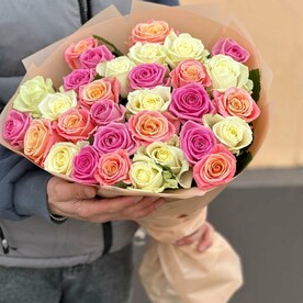 29 разноцветных роз