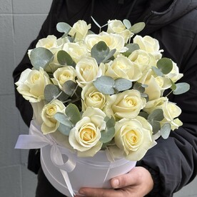 Белая роза в шляпной коробке