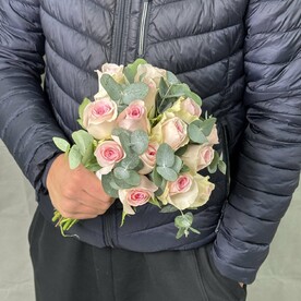 Свадебный букет из розы с эвкалиптом