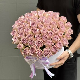 Букет из сиреневых роз в коробке 💜