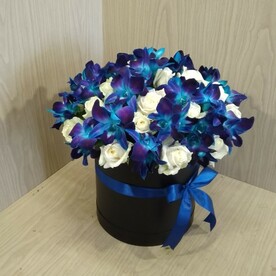Орхидея с белыми розами
