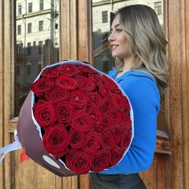 31 роза Ред Наоми в упаковке в форме бокала