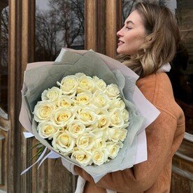 25 Белых премиум роз Вайт Аваланж 60см