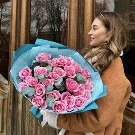 25 Розовых роз премиум 60см с эвкалиптом