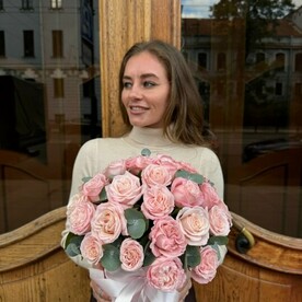 Розовые пионовидные розы в шляпной коробке