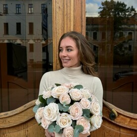 Кремовые пионовидные розы в шляпной коробке