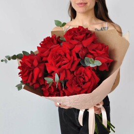Бархатные французски розы с эвкалиптом, 7 штучек