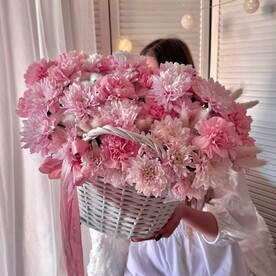 Корзина с цветами: диантус, хризантема, натуральный хлопок, лагурус 🌸