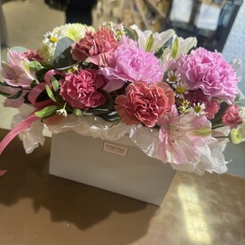 Гвоздика, Гвоздика кустовая, Матрикария, Альстромерия, Сантини, Эвкалипт, Коробка, Оазис, Тишью