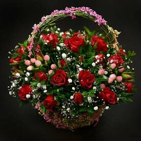 Роза кустовая, Гиперикум, Гипсофила бьюти брайд, Писташ, Оазис, Корзина