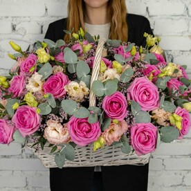 Роза Кения, Лизиантус Эустома, Лимониум, Эвкалипт, Фисташка, Оазис, Корзина