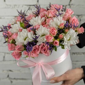 Роза кустовая, Хризантема кустовая, Лимониум, Оазис, Шляпная коробка