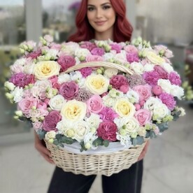 Корзина  цветами "Романтика"из пионовидных роз, белых роз, лизиантус и ажурных диантусв