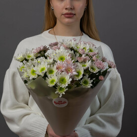 Букет из хризантем белых и розовых, 15 шт