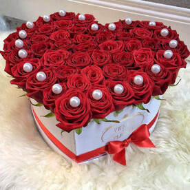 Сердце из красных роз с жемчужинами