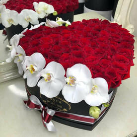 Красные розы с орхидеями "Luxury flowers"