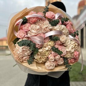 Букет из гортензий и роз