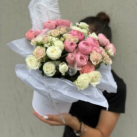 Нежные микс кустовые розы в коробочке