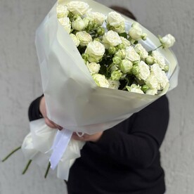 7 белых кустовых роз нежный букет