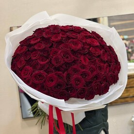 101 Роскошная красная Роза в белом оформлении