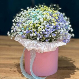 Шляпная коробочка с цветной гипсофилой