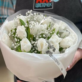 Авторский букет из тюльпанов и гипсофилы