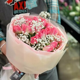 Авторский букет из тюльпанов и гипсофилы