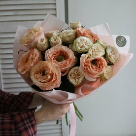 Букет дуэт одноголовой пионовидной розы и кустовой розы