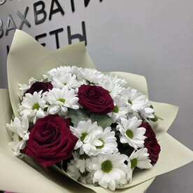 Букет из роз и хризантем