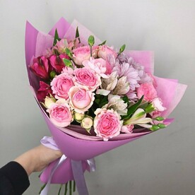 Букет с альстромерией и кустовыми розами