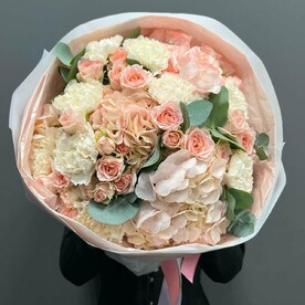 Нежный букет из гортензий, кустовых роз и гвоздик