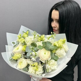 Белый букет из ранункулюсов, эустомы и маттиолы