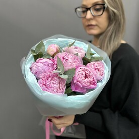 Букет из 7 розовых пионов Сара Бернар в упаковке