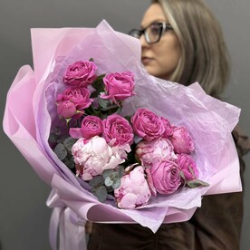 Букет из розовых пионов Сара Бернар и пионовидных кустовых роз в упаковке