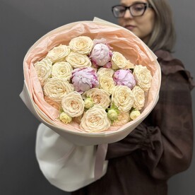 Букет из 3 пионов Сара Бернар и кустовых пионовидных роз в фоамиране
