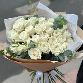 Букет из 27и белых роз с эвкалиптом