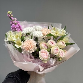 Букет цветов из кустовой розы, хризантемы и альстромерии