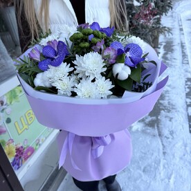 Букет из живых цветов с орхидеями