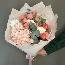 Гортензия, Альстромерия, Диантус, Роза пионовидная кустовая Мисти Баблс, Эвкалипт, Дизайнерская упаковка