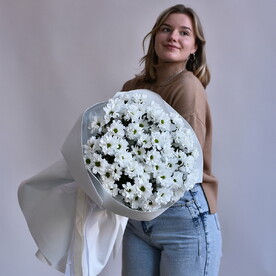 Букет с кустовой ромашковой хризантемой