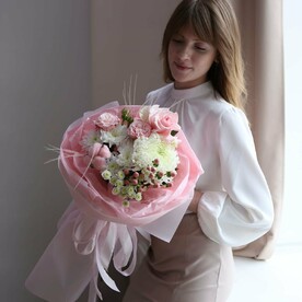 Букет с одноголовой хризантемой, розой Эквадор, кустовой розой, гиперикумом, ковылем
