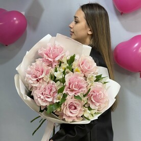 Букет из французской розы и альстромерии 010