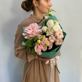 Букет из французской розы, хлопка и эустомы