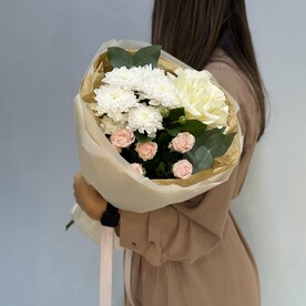 Букет из французской розы, кустовой розы, хризантемы 067