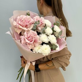 Нежный букет из французкой розы, хризантемы и эвкалипта 077