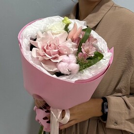 Букет авторский с розой и альстромерией 083