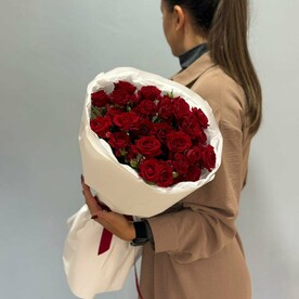 Букет из ярких кустовых роз ред даймешн